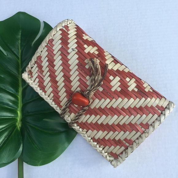 Rattan Woven straw clutch with stone clasp - Picture 2 of 8